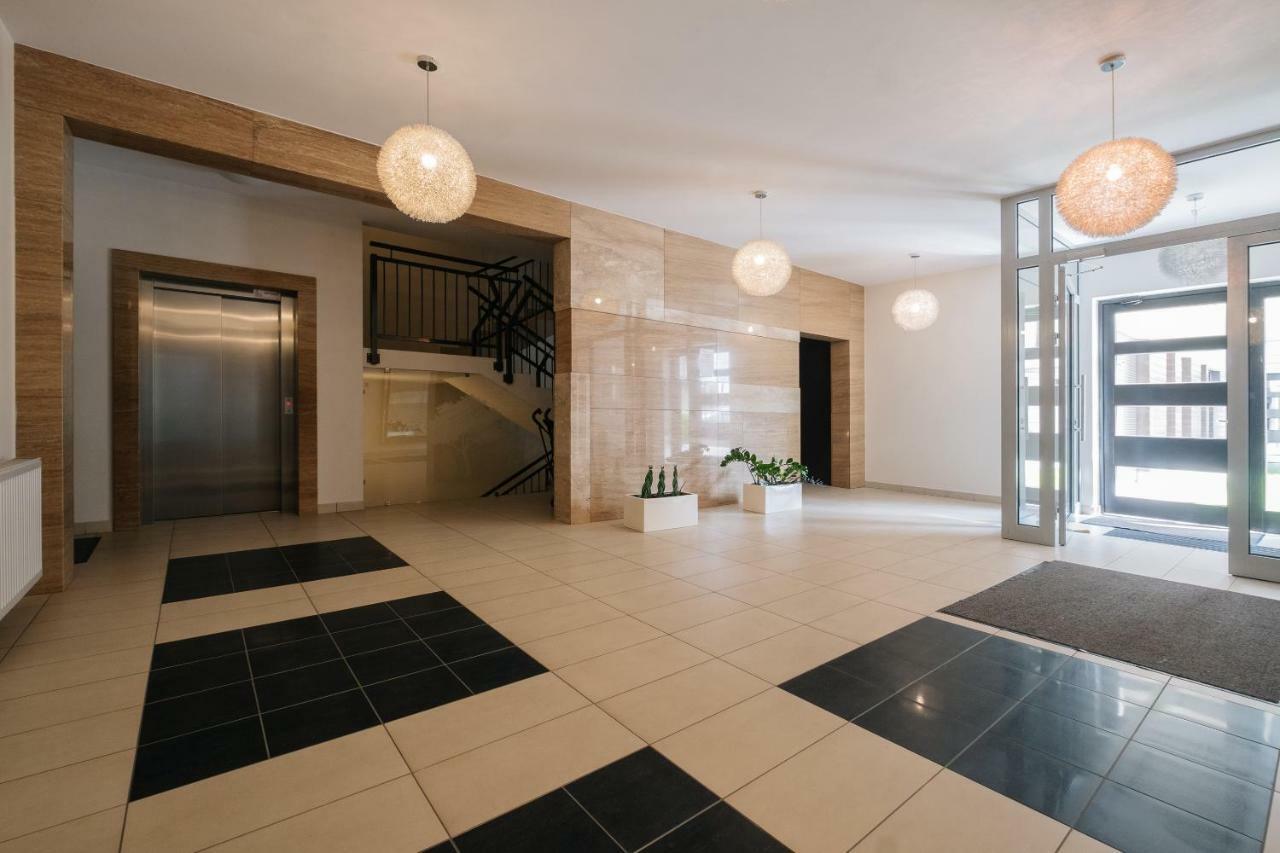Modern Apartment Across The Ponds Varsovie Extérieur photo